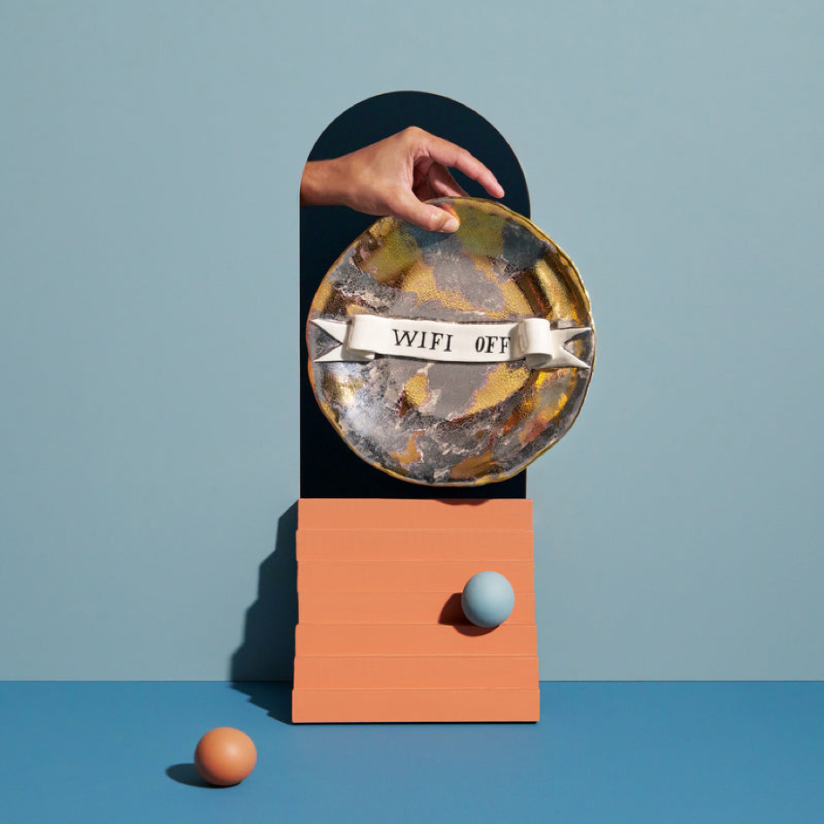 L OBJET - WIFI OFF PLATE W RIBBON BY RUAN HOFFMAN